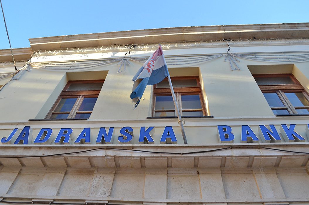 つっこみなサインJADRANSKA BANK「アドリア海銀行」水着禁止　クロアチア