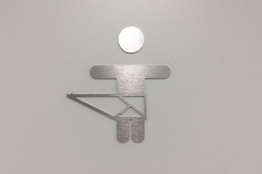 オーストリアのグラーツ空港 トイレのマーク