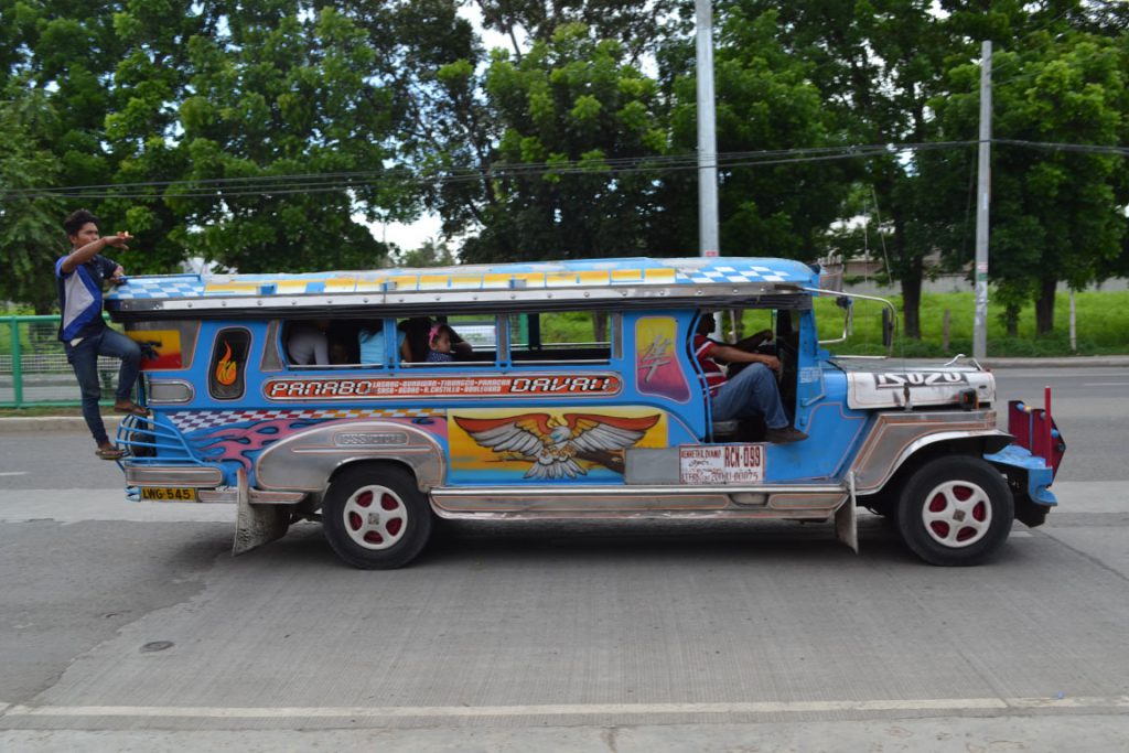 ジプニー (jeepney) とは、フィリピンの全土でみられる乗合タクシーである