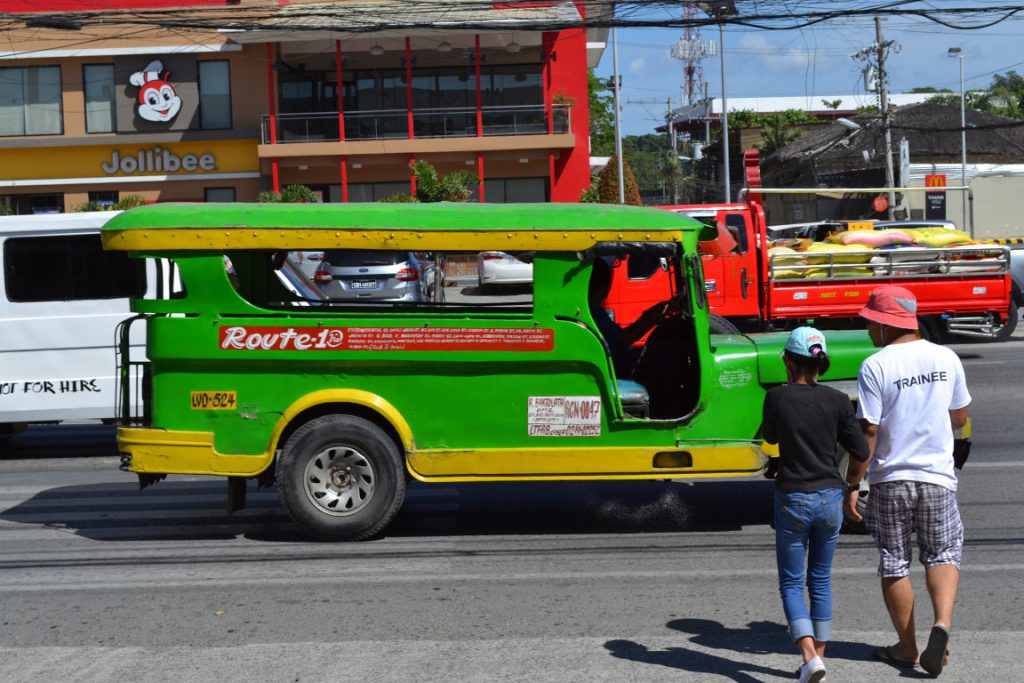 ジプニー (jeepney) とは、フィリピンの全土でみられる乗合タクシーである