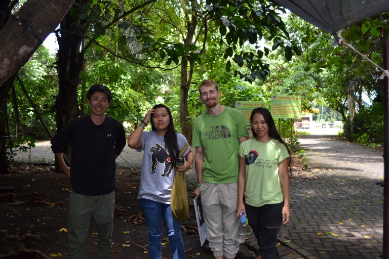 フィリピンにいたときから連絡を取り始めた Selamatkan Yakiという団体と会うことができた。 彼らは、インドネシアのスラウェシ島に生息する クロザル（crested black macaques）を 保護するために活動している。 この日、彼らはエコツーリズムのために、 クロザルが生息しているタンココ自然保護区で ガイドを行っている人たちに対して やさしい英語の授業を行っていた。 森林の木漏れ日が気持ちのいい朝、 ダンボールをクッションにしてたのしい雰囲気。 ガイドへの英語の授業のあと、連絡を取っていたReyniに 彼らの活動、クロザルの現状について教えてもらった。 彼らはクロザルを保護するために、 地元の中学生、高校生にクロザルアンバサダー（大使）に なってもらえるよう教育を進めている。 クロザルは絶滅が危惧されているにもかかわらず、 売られていて、人間に食べらてしまっているのだという。 ミナハザに住んでいるモンゴロイド系の人は、 犬でも、猫でも。猿でもなんでも食べる 食文化が存在するだからだとか。 クロザルの現状を知っているのは、 現地に住んでいる人でも感覚として半々だそう。 「日本人にできることは？」と聞いてみると、 「なんでもあるよ、寄付することだとか、 森に足を運ぶことだとか、 知るだけでも絶滅を止めるチカラになる」 それでは、今日も、明日も、明後日も、いい１日を。 知ることは、チカラになりますよ。 この時の地点／タンココ自然保護区