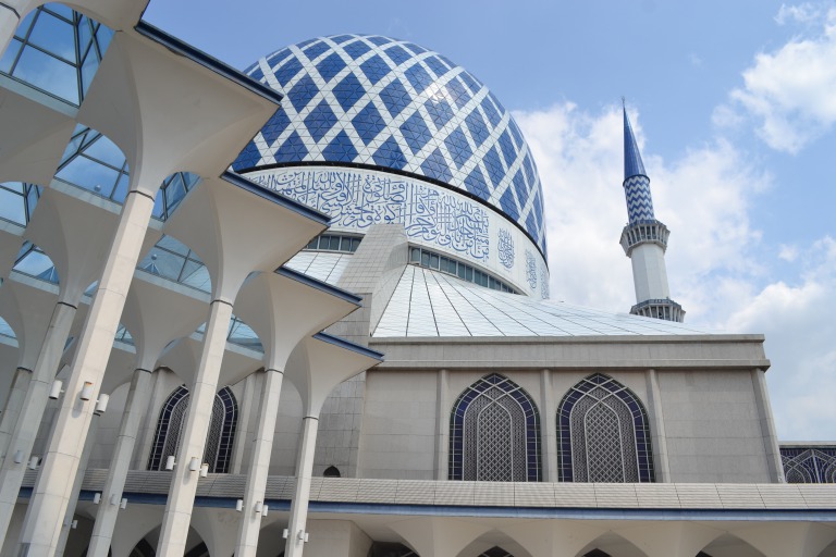 シャーアラムにある 「<a href="https://ja.m.wikipedia.org/wiki/スルタン・サラディン・アブドゥル・アジズ・モスク" target="_blank">Sultan Salahuddin Abdul Aziz Mosque</a>」 クアラルンプールにある 「Masjid Negara」 プトラジャヤにある 「Masjid Putra」と、 マレーシアにある３つのモスクを見に行きました。  外側だけでなくて、内側のインテリアや、 カリグラフィーもおうつくしいモスク。  宗教というとお固いイメージがありましたが、 ムスリムの人にとって居心地のいい場所だあなと思った。  大きくて、きれいで、天井が高くて、 涼しくて、リラックスできる場所。 学生も寝っころがってます。  こんな例えは怒られるかもしれませんが、 まるでイオンモールのような感じでしょうか。  イオンモールに本屋さんがあるように、 図書館が設置されていたり、 イオンモールにABCクッキングがあるように、 日本語などの言語を学べる教室がある。 イオンモールに子供たちの遊び場があるように、 子供用の滑り台が設置されている。  案内してくれた人が、「男性の場合、金曜日は、 モスクに来なければならない」と言うので、 「絶対なの？」と聞き返すと、 「調子悪いときや、移動で来られないときは、 違う日に来れば大丈夫」と教えてくれた。 逃げ道が作られているのです。  それでは、今日も、明日も、明後日も、いい１日を。 厳しすぎるのは、続かないですよね。  現在地／ジョージタウン→グラビー  <a href="//travel.blogmura.com/sekaiisshu/ranking.html" target="_blank" rel="noopener noreferrer">にほんブログ村</a>の「旅行ブログ」に参加しています。 よかったら、「見たよ」のあかしに、世界一周バナーをクリックして下さい。 <a href="//travel.blogmura.com/sekaiisshu/ranking.html" target="_blank" rel="noopener noreferrer"><img src="//travel.blogmura.com/sekaiisshu/img/sekaiisshu200_40.gif" alt="にほんブログ村 旅行ブログ 世界一周へ" width="200" height="40" border="0" /></a>　１日１回のクリックが応援になる仕組みです。  <div class="alert "><a href="http://monkey-climb.com/contact/">感想を送る</a></div>