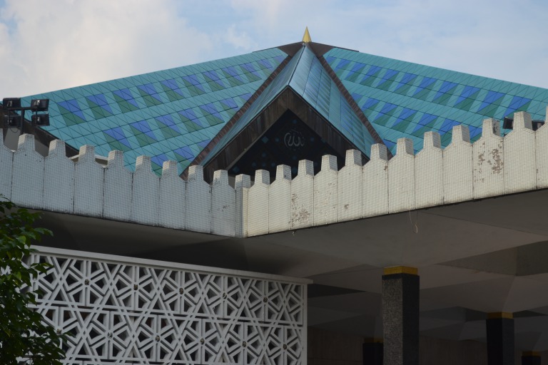 シャーアラムにある 「Sultan Salahuddin Abdul Aziz Mosque」 クアラルンプールにある 「Masjid Negara」 プトラジャヤにある 「Masjid Putra」と、 マレーシアにある３つのモスクを見に行きました。 外側だけでなくて、内側のインテリアや、 カリグラフィーもおうつくしいモスク。 宗教というとお固いイメージがありましたが、 ムスリムの人にとって居心地のいい場所だあなと思った。 大きくて、きれいで、天井が高くて、 涼しくて、リラックスできる場所。 学生も寝っころがってます。 こんな例えは怒られるかもしれませんが、 まるでイオンモールのような感じでしょうか。 イオンモールに本屋さんがあるように、 図書館が設置されていたり、 イオンモールにABCクッキングがあるように、 日本語などの言語を学べる教室がある。 イオンモールに子供たちの遊び場があるように、 子供用の滑り台が設置されている。 案内してくれた人が、「男性の場合、金曜日は、 モスクに来なければならない」と言うので、 「絶対なの？」と聞き返すと、 「調子悪いときや、移動で来られないときは、 違う日に来れば大丈夫」と教えてくれた。 逃げ道が作られているのです。 それでは、今日も、明日も、明後日も、いい１日を。 厳しすぎるのは、続かないですよね。 現在地／ジョージタウン→グラビー にほんブログ村の「旅行ブログ」に参加しています。 よかったら、「見たよ」のあかしに、世界一周バナーをクリックして下さい。 　１日１回のクリックが応援になる仕組みです。 <div class="alert ">感想を送る</div>
