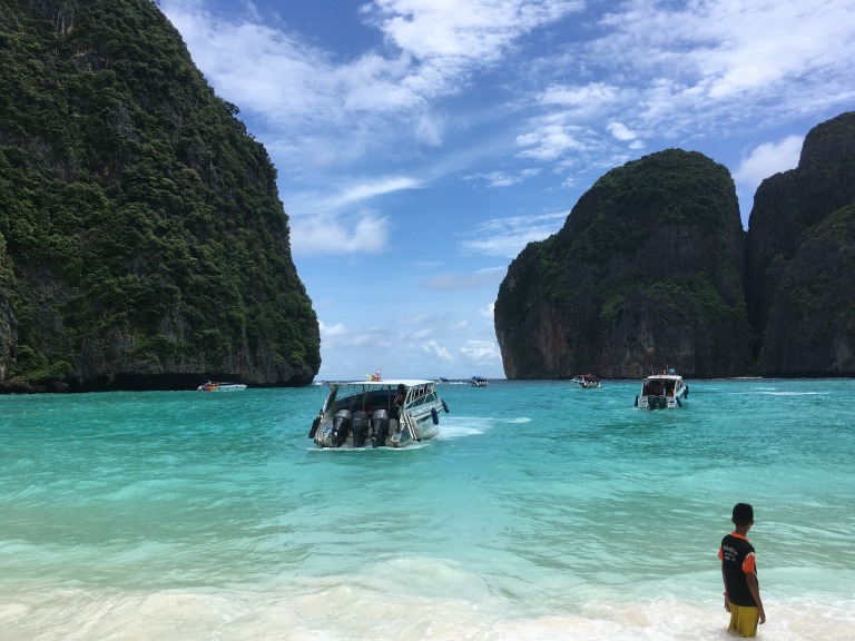 タイの南部、グラビーにある 「Phi Phi Islands」に行ってきました。 ディカプリオさまが出演した映画 『The Beach』のロケ地にもなった場所です。