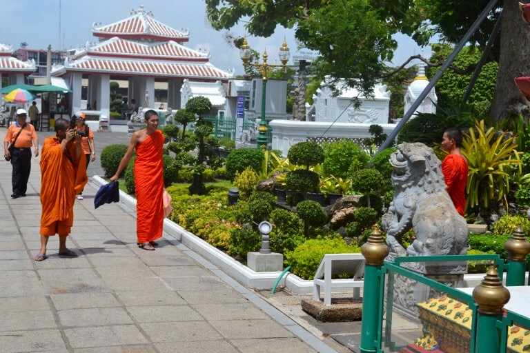 チャオプラヤ川を渡し舟でわたって、 仏塔「Wat Arun（ワット・アルン）」に、 行ってきました。