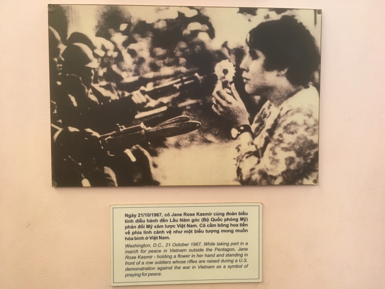 ベトナムのホーチミンシティーにある 「War Remnants Museum」という、 ベトナム戦争の展示が紹介されている場所に行った。 戦争がおわった今でも、枯葉剤や不発弾の影響で、 次の世代にまで被害がわたっていることが わかる写真や、実際に身体のつながった 赤ん坊の遺体がホルマリン漬けされて展示されていた。 ぼくが思うこのミュージアムのよかったところは、 展示の順番だ。 １階の１番最初に目に入る場所に、 「THE WORLD SUPPORT VIETNAM IN ITS RESISTANCE」と書かれていて、 世界の国々がベトナムの平和のために、 してきたことが展示されていた。 ベトナムは、それらの行為に感謝していると。 「アメリカよ出ていけ」とそれぞれの国で、 起こっていたデモの写真や、 各国が制作した平和ポスターが展示されている。 日本では、「アメリカはベトナムから手をひけ」 というゼッケンを８年もの間着続け、 スーツ姿で会社に出勤していた人もいたのだという。 自分の国の過去の世代が、 平和を求める行動をとっていたと想像すると、 自分の国を誇らしく思えてくる。 感謝や肯定から、はじまると、 その後の展示の吸収率が変わってくると思う。 これは何も、展示だけじゃなくて、 日常的なコミュニケーションも同じだ。 相手の肯定からはじまることで、 その後の言葉の吸収率は変わってくる。 それでは、今日も、明日も、明後日も、いい１日を。 肯定からはじめましょ。 このときの場所／ベトナム ホーチミンシティー 現在地／ にほんブログ村の「旅行ブログ」に参加しています。 よかったら、「見たよ」のあかしに、世界一周バナーをクリックして下さい。 　１日１回のクリックが応援になる仕組みです。 [alert]感想を送る[/alert]