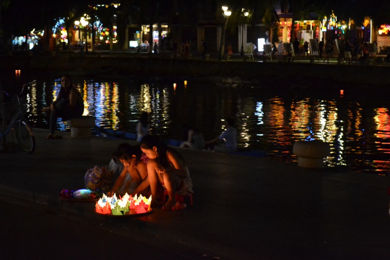 ベトナムの真ん中にあるホイアンという街は、 夜になると提灯の灯りが照らされ、 色気のある街に変身する。