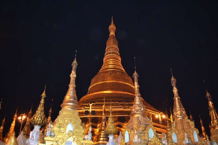 ミャンマーのヤンゴンにある 黄金に輝く大きな寺院 「Shwedagon Pagoda」に行ってきた。 ホステルに着いて、１８歳の男の子スタッフに 「シュエタゴン・パゴダに行ってきたよ」 と話すと、 ミャンマー仏教のいろいろを教えてくれた。 「へー」と思えたものを、ここに箇条書きするよ。 ・ミャンマーでは、一生に最低２回は、 僧侶にならなければいけない。 ぼくは１３歳で１回なって、 次は２０歳になったらなるよ。君は？ （ピュアな瞳で聞いてくる） ・パゴダには、フリーブックという 誰でも呼んでいいミニ冊子が置いてあって、 それを使って無料で勉強できるんだよ。 冊子の内容は、宗教、政治、歴史、健康など があって、４割近くの学校にいけない人でも 学べる機会があるよ。 ・中にある寺院の前で、何かを言っている女性は、 金箔や寄付をお願いしていて、 彼女たちはみんなボランティアなんだ。 ぼくも掃除のボランティアをやったことあるよ。 ・仏教は、ティヤワラ派とマハヤナ派と 大きく２つに分かれていて、一番の違いは、 ティヤワラ派は来世信じていて、 マハヤナ派は来世を信じていないということだね。 （ぼくは、真ん中らへんだろうか） ・僧侶の名前は、レベルが高くなればなるほど 長くなっていくんだ。 ４つのセンテンスになるくらい長いよ。 「ゴールデンロック」についても聞いてみた。 ーどうやってゴールデンロックって、できたの？ ・５０年以上瞑想を続けた僧侶がチカラをえて、 ゴールデンロックを手を使わずに念力で動かしのさ。 ー今の時代でも、そんなすごい僧侶はいるの？ ・彼らは街に姿を出さない。 人にチカラを見せてしまうと、 チカラがなくなっちゃうんだ。 ーなんでそんなに仏教に詳しいの？ ・学校でも仏教のことを勉強するけど、 希望すれば、僧院で僧侶にもっと教えてもらえる。 ぼくはポライトでいたいからね。へへへ。 すごいぜ、１８歳。 それでは、今日も、明日も、明後日も、いい１日を。 僧侶になる気は、今のところないです。 このときの場所／ミャンマー ヤンゴン 現在地／インド コルカタ にほんブログ村の「旅行ブログ」に参加しています。 よかったら、「見たよ」のあかしに、世界一周バナーをクリックして下さい。 　１日１回のクリックが応援になる仕組みです。 [alert]感想を送る[/alert]