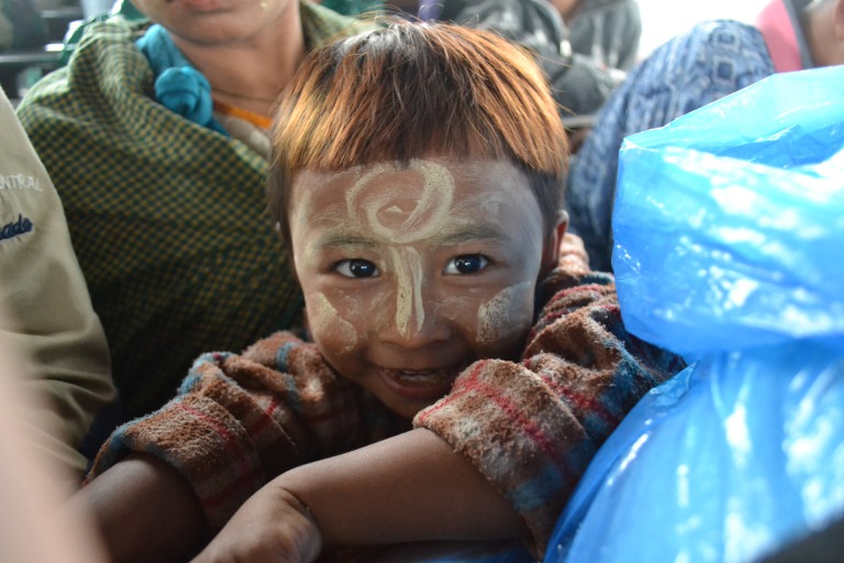 ミンガラバー、どうもマスダですが、 今日はタナカです。 ご存知の方もいるかもしれませんが、 ミャンマーではおとこおんな、 おとなこども関わらず、たくさんの人が タナカというお化粧を顔に塗っています。