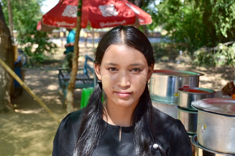ミンガラバー、どうもマスダですが、 今日はタナカです。 ご存知の方もいるかもしれませんが、 ミャンマーではおとこおんな、 おとなこども関わらず、たくさんの人が タナカというお化粧を顔に塗っています。