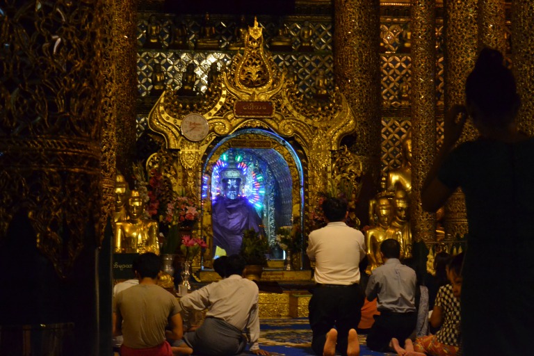 ヤンゴンにある黄金の仏塔、 「シュエタゴン・パゴダ」には、 熱心な参拝者がたっくさん来ていて、 ぼくが少し話しをしたミャンマー人女性は、 毎日来ていると言っていた。 夕方まで働いていそうな女性だったので、 日本でいうOLさんが毎日お寺に通うと考えると、 ミャンマーの仏教に対する信仰心がうかがえる。 このシュエタゴン・パゴダは、 日中と夜中で異なる魅力を発します。 じゃ、写真です。ジャーン。