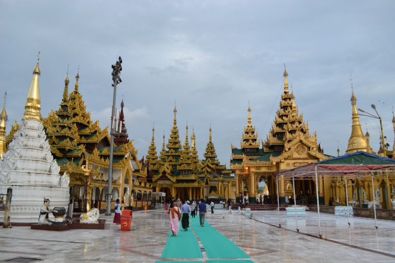 ヤンゴンにある黄金の仏塔、 「シュエタゴン・パゴダ」には、 熱心な参拝者がたっくさん来ていて、 ぼくが少し話しをしたミャンマー人女性は、 毎日来ていると言っていた。 夕方まで働いていそうな女性だったので、 日本でいうOLさんが毎日お寺に通うと考えると、 ミャンマーの仏教に対する信仰心がうかがえる。 このシュエタゴン・パゴダは、 日中と夜中で異なる魅力を発します。 じゃ、写真です。ジャーン。