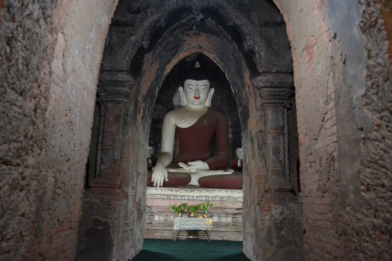 世界三大仏教遺跡であるバガン遺跡の探索は、 『ポケモンGO』のようなおもしろさと、 危なっかしさを兼ねそろえている。