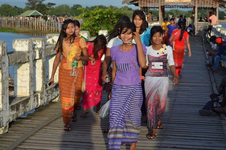 ミャンマーのマンダレーにあるウーベイン橋。 全長１.2キロの世界最長の木製歩道橋らしい。 （コンクリートで修復されている部分もあり） そんな一本橋の近くにいたいろんな人の、 いろんな物語。