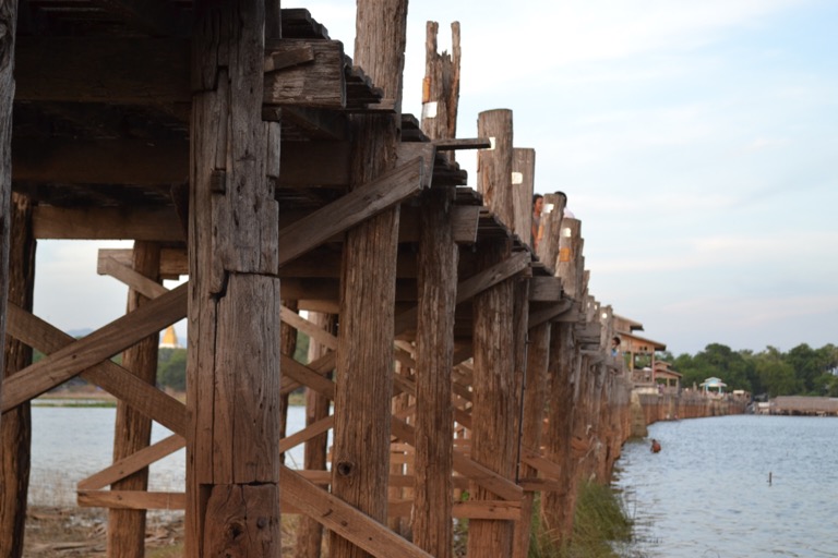 ミャンマーのマンダレーにあるウーベイン橋。 全長１.2キロの世界最長の木製歩道橋らしい。 （コンクリートで修復されている部分もあり） そんな一本橋の近くにいたいろんな人の、 いろんな物語。