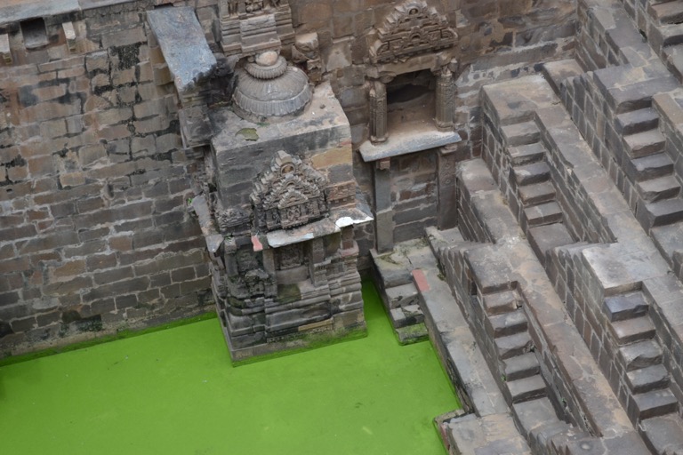 インドで出会った日本人のゆかいな仲間たちと、 インドの街ジャイプールにある、 16世紀に建造された階段井戸に行ってきた。 その階段井戸の名は、 「チャンド・バオリ（Chand Baori)」。 チャンド＝「月」、バオリ＝「井戸」という ずいぶんと洒落た意味だ。