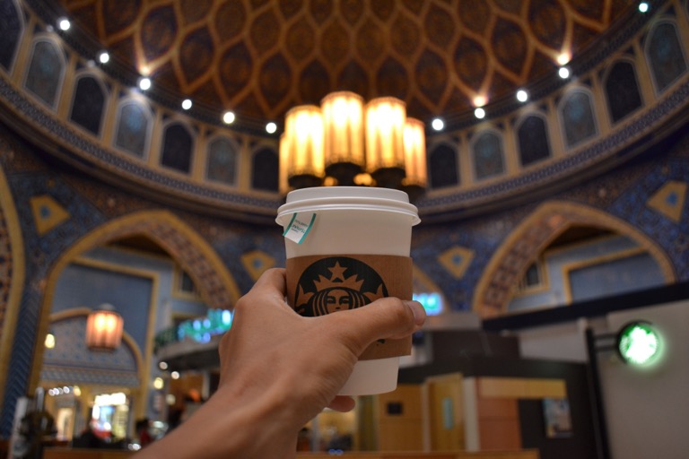 ドバイの「イブン・バトゥータ・モール （Ibn Battuta Mall）」のなかにある スターバックス コーヒーが 「世界一美しい」というので行ってみた。