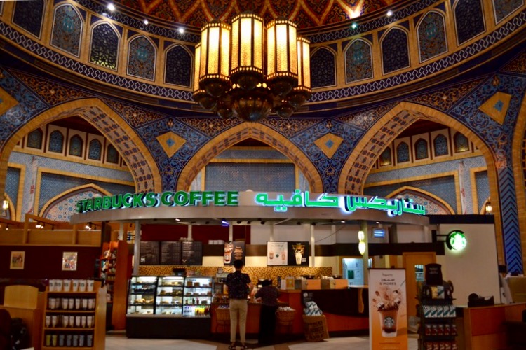 ドバイの「イブン・バトゥータ・モール （Ibn Battuta Mall）」のなかにある スターバックス コーヒーが 「世界一美しい」というので行ってみた。