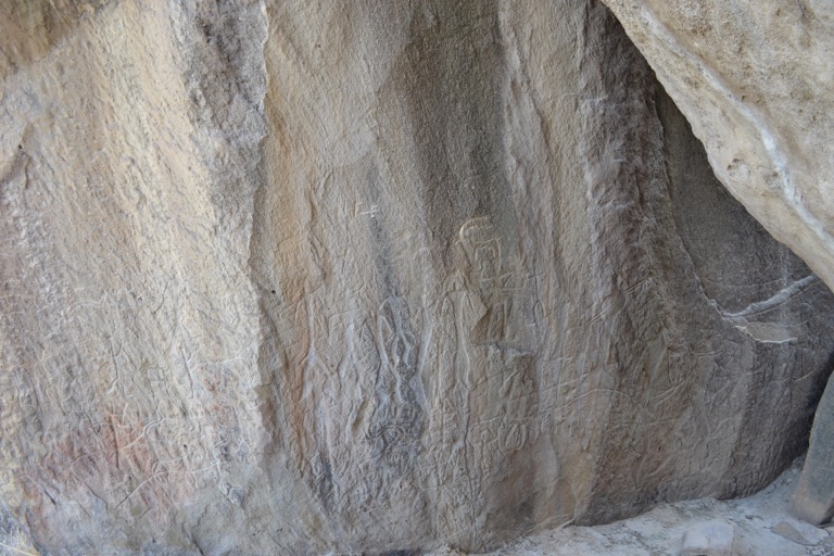 コブスタン国立保護区に行ってきた。  バクーの南西にあるこの場所では、 ２００００年前から５０００年前に描かれた コブスタンの岩に描かれた絵が観られる。  岩絵を観てても思うんだけど、 今とむかしとでいろんなものが変わってるけど、 今でもむかしでも根っこのところは 変わっていないと思う。  岩に表現していたものが、 今は紙やタブレットに。  馬で移動していたのが、 車や飛行機に。  水たまりで自分の顔を見ていたのが、 鏡や携帯電話に。  方法はかわっても、 人間の本質的感情や欲求は変わってないね。  それでは、今日も、明日も、明後日も、いい１日を。 植物の生き残り戦略は、すさまじくも華麗だ。  このときの場所／アゼルバイジャン コブスタン 現在地／トルコ イスタンブール  <a href="//travel.blogmura.com/sekaiisshu/ranking.html" target="_blank" rel="noopener noreferrer">にほんブログ村</a>の「旅行ブログ」に参加しています。 よかったら、「見たよ」のあかしに、世界一周バナーをクリックして下さい。 <a href="//travel.blogmura.com/sekaiisshu/ranking.html" target="_blank" rel="noopener noreferrer"><img src="//travel.blogmura.com/sekaiisshu/img/sekaiisshu200_40.gif" alt="にほんブログ村 旅行ブログ 世界一周へ" width="200" height="40" border="0" /></a>　１日１回のクリックが応援になる仕組みです。  <div class="alert "><a href="http://monkey-climb.com/contact/">感想を送る</a></div>