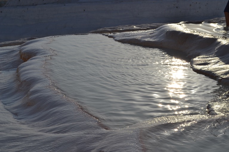 炭酸カルシウムを含んだ温泉が 長い年月をかけてつくりあげた 白い石灰棚のパムッカレに行きました。