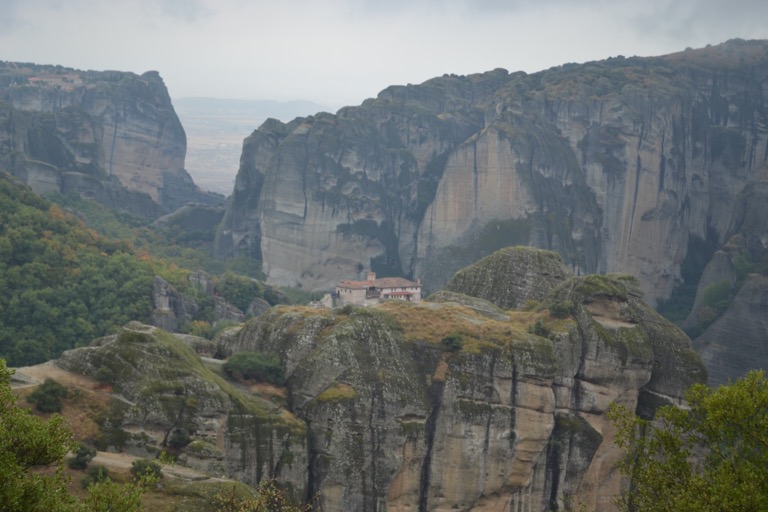 不思議なかたちをした数百メートルの高さの岩山に、 修道院が建てられているメテオラという場所。
