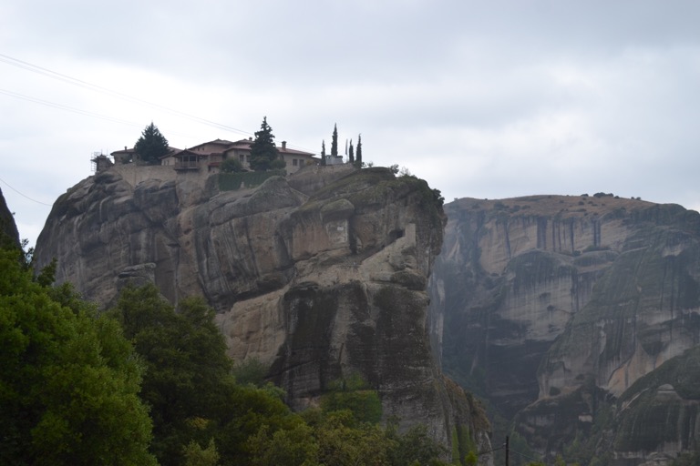 不思議なかたちをした数百メートルの高さの岩山に、 修道院が建てられているメテオラという場所。
