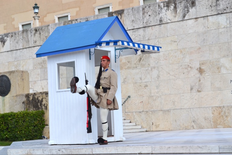 「無名戦士の墓」のある国会議事堂前で、 エヴゾネスとよぶ民族衣装を着た衛兵さんが 交代式を行う様子を観た。