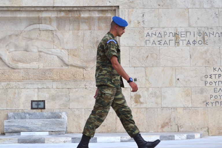 「無名戦士の墓」のある国会議事堂前で、 エヴゾネスとよぶ民族衣装を着た衛兵さんが 交代式を行う様子を観た。