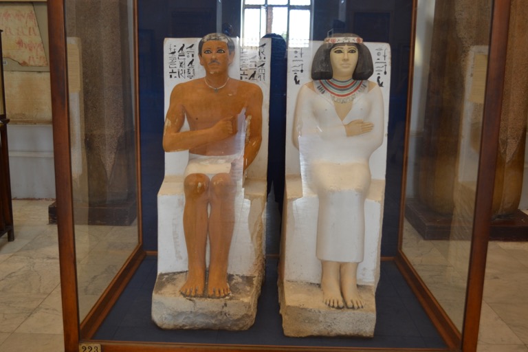 エジプトにあるたくさんの石像を観ていて、 あることを発見した。 決して歴史に名を残すような発見ではない。 聞く人によれば、どうでもいいような、発見だ。 エジプトにある多くの人間の石像は、 王冠のようなものをかぶっていたり、 顔にメイクをしていたり、 アクセサリーを身につけている。 でも、足元を見てみると、裸足なのだ。 「それがどうしたんだ？」と思うかもしれない。 ただ現代の世界で考えてほしい。 たとえば、つばの大きな帽子をかぶっていて、 お化粧ばっちりで、 宝石をジャラジャラと身につけた貴婦人が 銀座の通りを裸足で歩いていたら、 「あの人、どうしたんだ？」と思わないだろうか。 ぼくは、不思議に感じた。 ぼくは無論、研究者ではないので、 この時代の人が本当に靴をはいていたか、 いなかったか証明できない。 ツタンカーメンのお墓には、 サンダルのようなものが発見されているので、 なくはなかったのだろう。 ただ、もっと昔には、はいてなかった ということは十分に考えられる。 もちろん、石像を作った人が、面倒だから 靴は省略しようと判断した可能性もある。 で、はいてなかったという程で 話を進めさせてもらうと、 人の優先順位というのは、自由で、 後になってみないとそれがよかったのか、 わるかったのかわからないものなのだ。 エジプト考古学博物館で、こっそりと 日本人ツアーのガイドの話を聞いていると、 石像になっているその王、つまり男性は、 魔除けのために、メイクをしてたのだという。 そう、その石像の足も裸足だった。 今の時代の日本人が同じことをしていたら、 「化粧よりも靴が先だろ」とツッコミが入るだろう。 でも、彼らにとっては、足に感じる痛みよりも、 得体の知れぬ災害に襲われるほうが避けたかったのだ。 明日のテストの勉強よりも先に、 お笑いのテレビを観たり、 恋人へのメールの返信よりも先に、 恋愛ソングを聴いたり、 ご飯を食べるよりも先に、 本を熟読したりと、 人間の優先順位というやつは、 とっちらかっている。 でも、とっちらかってるのが、 今も昔もかわらない人間の姿なのかも。 それでは、今日も、明日も、明後日も、いい１日を。 何が大切かなんて、自分にしかわからない。 このときの場所／エジプト カイロ 現在地／マダガスカル にほんブログ村の「旅行ブログ」に参加しています。 よかったら、「見たよ」のあかしに、世界一周バナーをクリックして下さい。 　１日１回のクリックが応援になる仕組みです。 [alert]感想を送る[/alert]