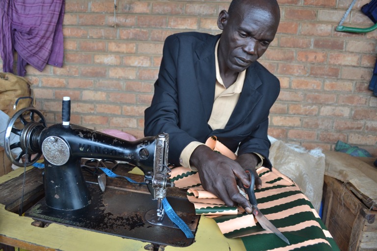 オリジナルのアフリカンネクタイ作り マラウイ 裁縫
