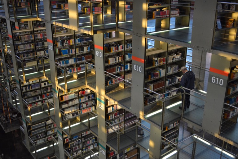 メキシコシティにある図書館 「Biblioteca Vasconcelos （バスコンセロス図書館）」に入ったら、 ミライの空気を吸い込むことができた。 １９６０年生まれのメキシコの建築家、 Alberto Kalach（アルベルト・カラチさん） によって設計されたこの図書館。 かっこよさを説明するのに、コトバは不要です。 さあ、ご覧ください。ミライを。
