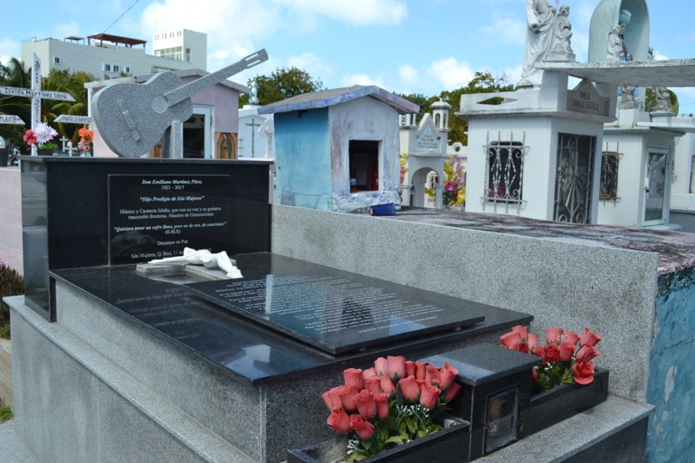 メキシコ カンクン イスラムヘーレス 女たちの島 明るいお墓