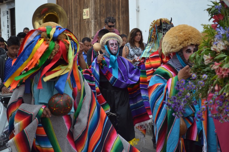 メキシコの東のほう、チアパスにある サン・クリストバル・ラス・カサスを 朝８時くらいに歩いていたときも、 オアハカのようにパレードが行われていた。 朝でも大音量の演奏をしながら、 金色のアフロヘアのカツラと仮面を かかぶった人たちが踊ったり、 天使の格好をした子どもたちの乗った台車が 人通りの少ない通りを進んでいた。 オアハカの結婚パレードとはちがい、 「VIRGEN DE OCOTOLAN」という 看板がクルマに掲げられていて、 マリアさまのような人形もあったことから、 どうやらキリスト教に関わるパレードのようだ。 （オアハカの結婚式もキリスト教だけどね） パレードを撮影した写真のなかで、 印象に残っている写真が１枚ある。 メキシコの文化でもある、ルチャ・リブレ、 日本でいうプロレスのマスクをかぶった少年が ハートの風船をもって歩いている姿の写真だ。 で、なぜこの写真が印象に残っているかというと、 ぼくがいいなあと思ったコトバ、 「No violence, just dance」と シンクロする部分があるからだ。 暴力的なプロレスのマスクと、 ハートの風船をもって踊りながら歩く様子が コトバと重なったのだ。 （プロレスは暴力的だけど、観客にとっては 平和的なエンターテイメントでもありますが） 脇道にそれるけど、この写真をFacebookに投稿したら、香港の友だちが 「Mexico facekini? 」とコメントをしてくれた。 これは中国人が海で顔を日焼けしないために 発明したプロレスラーみたいなマスクのことです。 ビキニを着ながらこのマスク、すごいよなあ。 実際に中国の海に行って観て観たくなるもん。 でね、このコトバは、 パリコレモデルを目指す女性を追いかける ドキュメンタリー番組を観ていたときに、 パリコレに出展しているどこかのブランドが シーズンよコンセプトにしていたものだ。 「No violence, just dance」 誰かを傷つけるんじゃなくて、ただ踊ろうよ。 韻を踏んでいるかっこよさがなくなるけど、 あえて日本語に訳すとしたら、 こんな感じだろうか。 誰かを傷つけるために、時間もあたまも コトバも手足も使うんじゃなくて、 踊るために、時間もあたまも コトバも手足を使っていく。 踊るってのは、たのしむっこと。 ぼくは、こう時間とあたまと コトバと手足を使いたい。 それでは、今日も、明日も、明後日も、いい１日を。 その踊りで、だれかを楽しませることができたら、 尚いいよね。 このときの場所／メキシコ チアパス 現在地／エルサルバドル サンミゲル にほんブログ村の「旅行ブログ」に参加しています。 よかったら、「見たよ」のあかしに、世界一周バナーをクリックして下さい。 　１日１回のクリックが応援になる仕組みです。 バナーをクリックするだけで投票完了です。 [alert]感想を送る[/alert]