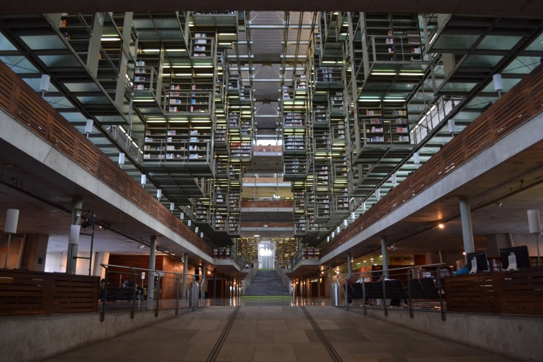 メキシコシティにある図書館 「Biblioteca Vasconcelos （バスコンセロス図書館）」に入ったら、 ミライの空気を吸い込むことができた。 １９６０年生まれのメキシコの建築家、 Alberto Kalach（アルベルト・カラチさん） によって設計されたこの図書館。 かっこよさを説明するのに、コトバは不要です。 さあ、ご覧ください。ミライを。