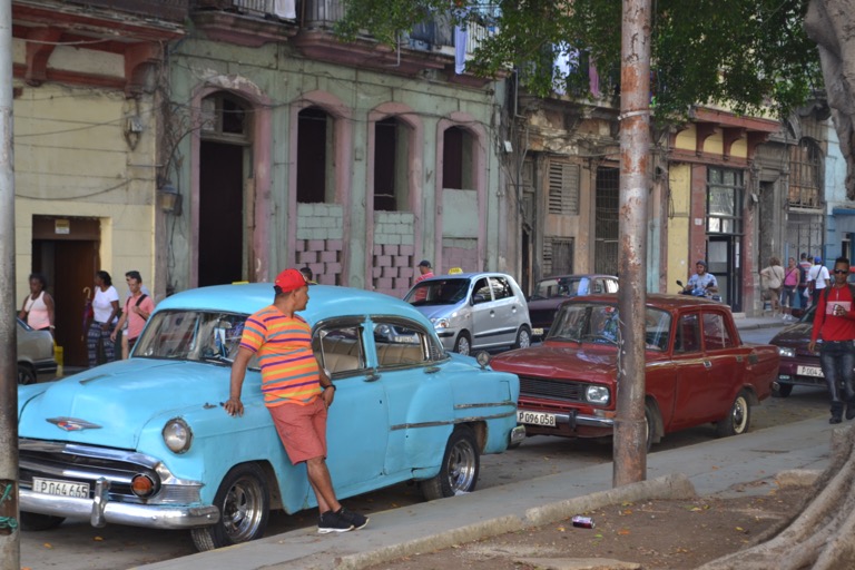 キューバといえば、「クラシックカー」。 今でも、１９５０年代に走っていたような アメ車が普通の顔をして街を走っている。  なんで、キューバにクラシックカーが 走っているか、ざっくり説明しますね。  独立を支援するなど２０世紀のはじめまで、 仲のよかったキューバとアメリカ。 その頃はアメリカの企業が進出していた。 でも、１９５８年カストロの革命をきっかけに、 国交がなくなり、経済封鎖された。  なので、１９５０年代のアメリカの車が 土に埋めていたタイムカプセルのように、 キューバに存在するということです。  キューバには味のある車と人がたくさん。 味のある人はまたの機会に紹介します。 今日は、クラシックカーです。どうぞ。   ピカピカの車は、観光用です。  それでは、今日も、明日も、明後日も、いい１日を。 植物の生き残り戦略は、すさまじくも華麗だ。  このときの場所／キューバ トリニダ 現在地／コロンビア  <a href="//travel.blogmura.com/sekaiisshu/ranking.html" target="_blank" rel="noopener noreferrer">にほんブログ村</a>の「旅行ブログ」に参加しています。 よかったら、「見たよ」のあかしに、世界一周バナーをクリックして下さい。 <a href="//travel.blogmura.com/sekaiisshu/ranking.html" target="_blank" rel="noopener noreferrer"><img src="//travel.blogmura.com/sekaiisshu/img/sekaiisshu200_40.gif" alt="にほんブログ村 旅行ブログ 世界一周へ" width="200" height="40" border="0" /></a>　１日１回のクリックが応援になる仕組みです。 バナーをクリックするだけで投票完了です。  <div class="alert "><a href="http://monkey-climb.com/contact/">感想を送る</a></div>