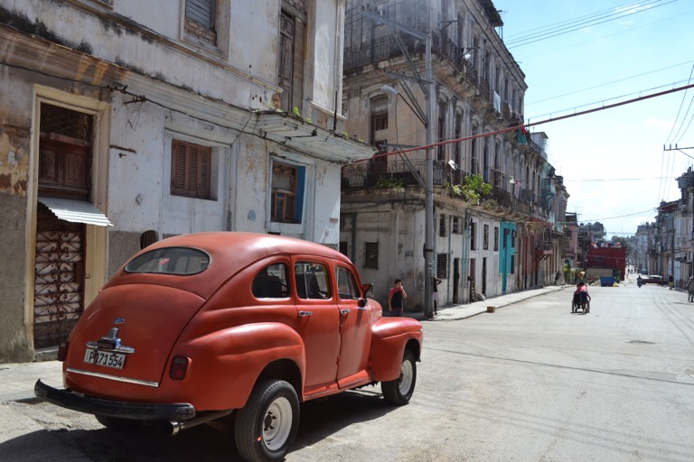 キューバといえば、「クラシックカー」。 今でも、１９５０年代に走っていたような アメ車が普通の顔をして街を走っている。  なんで、キューバにクラシックカーが 走っているか、ざっくり説明しますね。  独立を支援するなど２０世紀のはじめまで、 仲のよかったキューバとアメリカ。 その頃はアメリカの企業が進出していた。 でも、１９５８年カストロの革命をきっかけに、 国交がなくなり、経済封鎖された。  なので、１９５０年代のアメリカの車が 土に埋めていたタイムカプセルのように、 キューバに存在するということです。  キューバには味のある車と人がたくさん。 味のある人はまたの機会に紹介します。 今日は、クラシックカーです。どうぞ。   ピカピカの車は、観光用です。  それでは、今日も、明日も、明後日も、いい１日を。 植物の生き残り戦略は、すさまじくも華麗だ。  このときの場所／キューバ トリニダ 現在地／コロンビア  <a href="//travel.blogmura.com/sekaiisshu/ranking.html" target="_blank" rel="noopener noreferrer">にほんブログ村</a>の「旅行ブログ」に参加しています。 よかったら、「見たよ」のあかしに、世界一周バナーをクリックして下さい。 <a href="//travel.blogmura.com/sekaiisshu/ranking.html" target="_blank" rel="noopener noreferrer"><img src="//travel.blogmura.com/sekaiisshu/img/sekaiisshu200_40.gif" alt="にほんブログ村 旅行ブログ 世界一周へ" width="200" height="40" border="0" /></a>　１日１回のクリックが応援になる仕組みです。 バナーをクリックするだけで投票完了です。  <div class="alert "><a href="http://monkey-climb.com/contact/">感想を送る</a></div>
