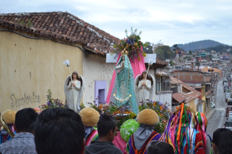 メキシコの東のほう、チアパスにある サン・クリストバル・ラス・カサスを 朝８時くらいに歩いていたときも、 オアハカのようにパレードが行われていた。  朝でも大音量の演奏をしながら、 金色のアフロヘアのカツラと仮面を かかぶった人たちが踊ったり、 天使の格好をした子どもたちの乗った台車が 人通りの少ない通りを進んでいた。  オアハカの結婚パレードとはちがい、 「VIRGEN DE OCOTOLAN」という 看板がクルマに掲げられていて、 マリアさまのような人形もあったことから、 どうやらキリスト教に関わるパレードのようだ。 （オアハカの結婚式もキリスト教だけどね）  パレードを撮影した写真のなかで、 印象に残っている写真が１枚ある。  メキシコの文化でもある、ルチャ・リブレ、 日本でいうプロレスのマスクをかぶった少年が ハートの風船をもって歩いている姿の写真だ。  で、なぜこの写真が印象に残っているかというと、 ぼくがいいなあと思ったコトバ、 「No violence, just dance」と シンクロする部分があるからだ。  暴力的なプロレスのマスクと、 ハートの風船をもって踊りながら歩く様子が コトバと重なったのだ。 （プロレスは暴力的だけど、観客にとっては 平和的なエンターテイメントでもありますが）  脇道にそれるけど、この写真をFacebookに投稿したら、香港の友だちが 「Mexico facekini? 」とコメントをしてくれた。  これは中国人が海で顔を日焼けしないために 発明したプロレスラーみたいなマスクのことです。 ビキニを着ながらこのマスク、すごいよなあ。 実際に中国の海に行って観て観たくなるもん。  でね、このコトバは、 パリコレモデルを目指す女性を追いかける ドキュメンタリー番組を観ていたときに、 パリコレに出展しているどこかのブランドが シーズンよコンセプトにしていたものだ。  「No violence, just dance」  誰かを傷つけるんじゃなくて、ただ踊ろうよ。  韻を踏んでいるかっこよさがなくなるけど、 あえて日本語に訳すとしたら、 こんな感じだろうか。  誰かを傷つけるために、時間もあたまも コトバも手足も使うんじゃなくて、 踊るために、時間もあたまも コトバも手足を使っていく。  踊るってのは、たのしむっこと。 ぼくは、こう時間とあたまと コトバと手足を使いたい。  それでは、今日も、明日も、明後日も、いい１日を。 その踊りで、だれかを楽しませることができたら、 尚いいよね。  このときの場所／メキシコ チアパス 現在地／エルサルバドル サンミゲル  <a href="//travel.blogmura.com/sekaiisshu/ranking.html" target="_blank" rel="noopener noreferrer">にほんブログ村</a>の「旅行ブログ」に参加しています。 よかったら、「見たよ」のあかしに、世界一周バナーをクリックして下さい。 <a href="//travel.blogmura.com/sekaiisshu/ranking.html" target="_blank" rel="noopener noreferrer"><img src="//travel.blogmura.com/sekaiisshu/img/sekaiisshu200_40.gif" alt="にほんブログ村 旅行ブログ 世界一周へ" width="200" height="40" border="0" /></a>　１日１回のクリックが応援になる仕組みです。 バナーをクリックするだけで投票完了です。  <div class="alert "><a href="http://monkey-climb.com/contact/">感想を送る</a></div>