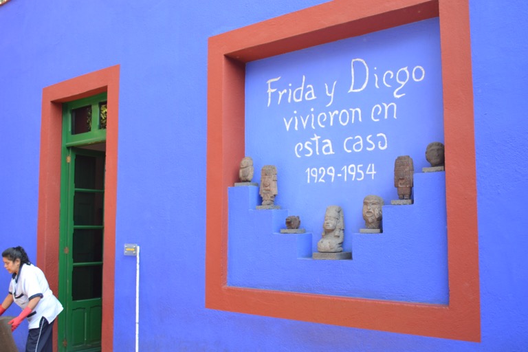 メキシコの画家、フリーダ・カーロさんと ディエゴ・リベラさんが住んでいた 「青い家」に行ってきた。 「青い家」の青は、マレーシアのペナンの 大富豪チョン・ファッ・ツィーさんの邸宅、 「ブルー・マンション」の青のように、 うつくしく、神秘的な色をしている。 メキシコでは、青は幸運を招く色だという。 ぼくがもっていたフリーダ・カーロさんの印象は、 眉毛がつながっていて、髭がはえていて、 視線が止まるような強い自画像を描く人。 彼女の背景についてはまったく知らなかった。 この「青い家」に来て、 彼女の痛みや熱狂に触れたことで、 彼女のことがとても好きになった。 フリーダは幼い頃に病気で寝たきりになり、 １８歳の頃にバスの大事故によって、 生涯にわたって痛みと生きることになった。 「青い家」には、そんな彼女を支えてきた 生々しいギブスやコルセットが展示されている。 観ているだけで、彼女の痛みが想像できる。 となりには、彼女が身にまとっていた 美しいドレスがいくつも展示されていて、 ドレスを着ること、ファッションのチカラが、 痛みを緩和させていたんじゃないかと思う。 フリーダさんがここまで痛みを 抱えていた人だとはまったく知らなかった。 だって、どの絵の表情も、写真の表情も、 するどい眼差しをこちらに向けていて、 彼女の強さだけをすくいとっていた。 だれもが痛みを抱えて生きていると思うけど、 ひとの痛みなんて、表面ではわからない。 ただ、痛みを忘れられるものに、 出会えた人は幸運だ。 フリーダさんに、絵やドレスという表現が 痛みを解放していたんじゃないか。 ぼくは、そう思う。 それでは、今日も、明日も、明後日も、いい１日を。 植物の生き残り戦略は、すさまじくも華麗だ。 このときの場所／メキシコ メキシコシティ 現在地／グアテマラ にほんブログ村の「旅行ブログ」に参加しています。 よかったら、「見たよ」のあかしに、世界一周バナーをクリックして下さい。 　１日１回のクリックが応援になる仕組みです。 バナーをクリックするだけで投票完了です。 [alert]感想を送る[/alert]