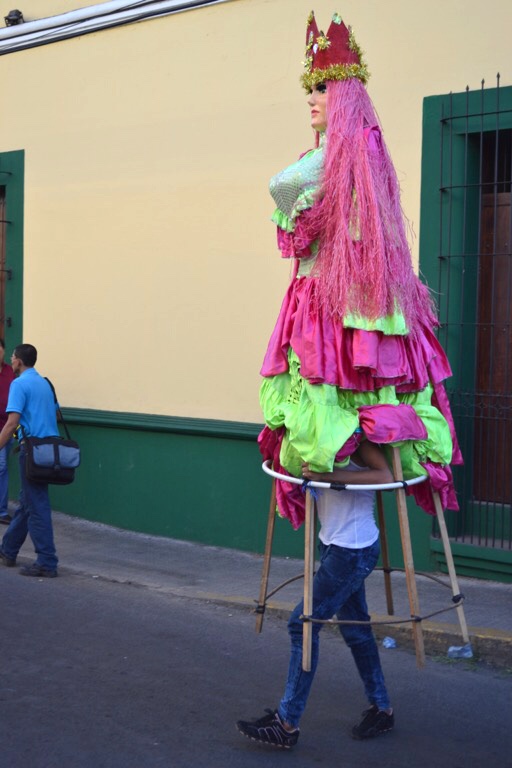 ニカラグア レオン フェスティバル ダンス 長身の女性人形