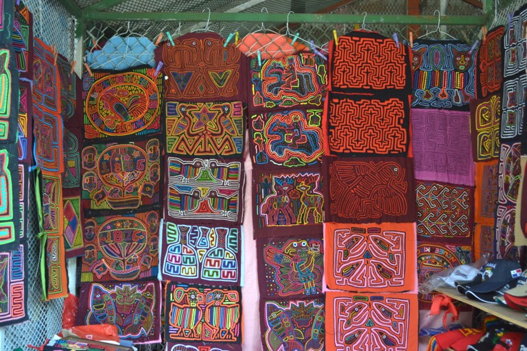モラという布　パナマの民芸品