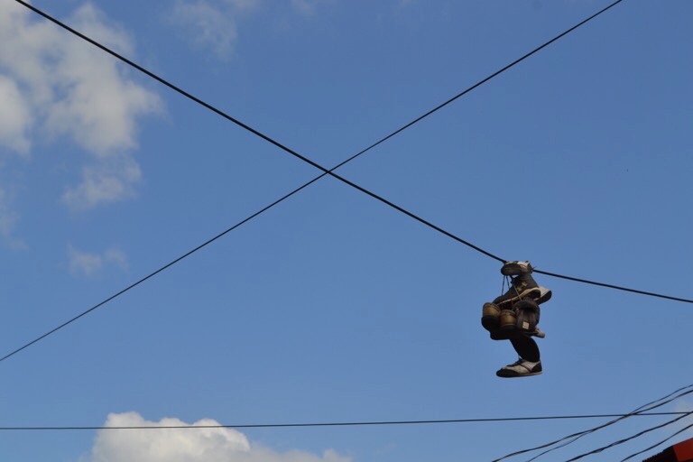 ニカラグア グラナダ 「電線にひっかかっている靴」