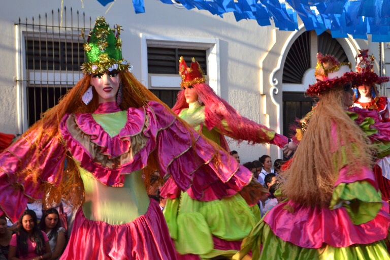 ニカラグア レオン フェスティバル ダンス 長身の女性人形