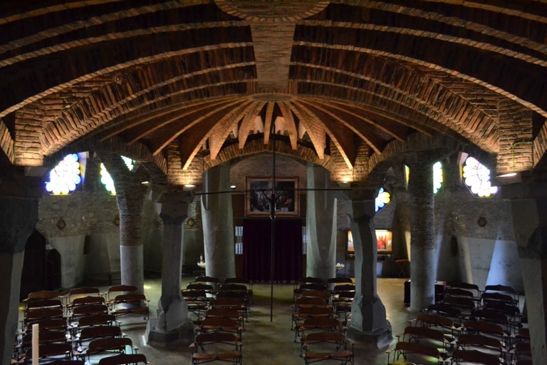 スペイン アントニ・ガウディ コロニア・グエル教会