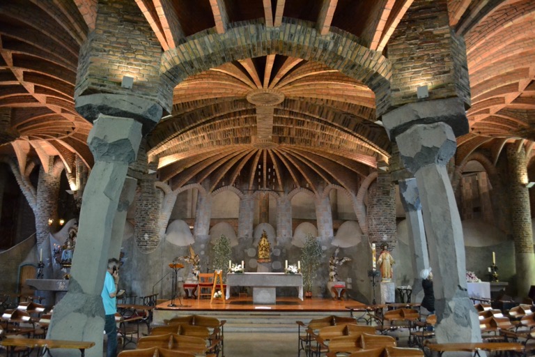 スペイン アントニ・ガウディ コロニア・グエル教会