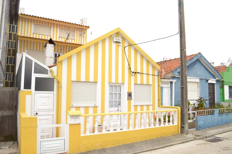 ポルトガル コスタ・ノヴァ 縦縞 横縞 家