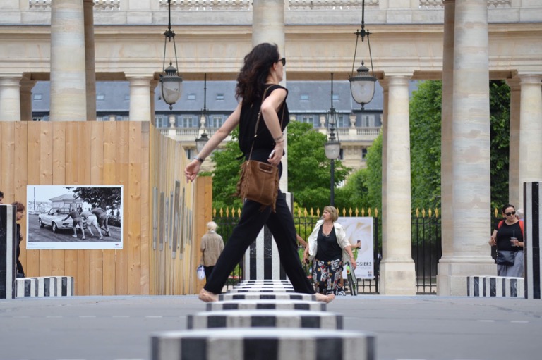 ダニエル・ビュレンさんのアート作品、 大小さまざまな白黒の円柱が建っている広場 「Colonnes de Buren（Les Deux Plateaux）」。