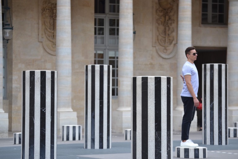 ダニエル・ビュレンさんのアート作品、 大小さまざまな白黒の円柱が建っている広場 「Colonnes de Buren（Les Deux Plateaux）」。