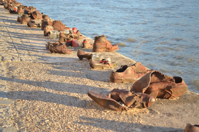 ハンガリーの首都ブダペストにあるドナウ川遊歩道の靴