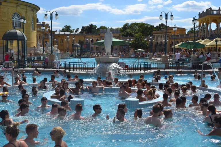 ハンガリーのブダペストは温泉が有名なため、 セーチェに温泉（Széchenyi Thermal Bath）と ゲッレールト温泉（Gellért Thermal Bath）に 入ってきました。