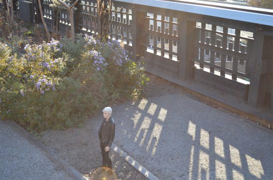 「本日の気温は、2.5度ですが、 体感温度は、0度です」と、 お天気のお姉さんがいいました。 その差、マイナス2.5度。 事実としての気温と、 実際に肌で味わう体感温度は違うというのは、 当たり前のようでいて、おもしろい。 自転車に乗って走れば、 いつも以上に風をあびて、寒く感じる。 湿度の高い東南アジアに行けば、 日本と同じ気温でも、蒸し蒸しと暑く感じる。 太陽の顔が空に見えていれば、 冬でもあたたかく感じる。 それに、心理的な要素でも、 体感温度は、変わってくるんじゃないかなぁ。 きっと、さびしいと感じる夜は、 いつもよりも肌寒く感じる。 同じ温度にいる隣の人でも、 自分とは異なる温度を感じている。 これに近いことが、 日常生活にいえるような気がしてね、 たとえば、ある男性が大きな企業の部長で、 すてきな奥さん、娘と息子がいて、周りから見ると、 あたたかい職場、家庭、人生に思えるけど、 もしからしたら、本人にとっては、 肌寒く感じてる可能性だってある。 「お父さんくさーい」と、娘の強風が吹いていたり、 「あの件はうまくいっているのか？」と、 じめじめとした質問を投げかけ続けたり。 そのまた逆もある。 同じような環境の人でも、 「お父さん、いつもありがとう」と、 あたたかい風で包まれたり、 太陽のように、あたたかい人が周りにいたりもする。 芸能人の関根さんは、奥さまに、 「あなたのネタはつまらない」なんて、 罵倒されると、うれしくなるのだという。 マイナスの温度を、プラスに感じられる人だ。 今日も、明日も、明後日も、いい日でありますように。 太陽みたいな人って、ほんとうに大切ですよね。